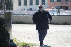 Σε απολογία ο Καραπαπάς από την Επιτροπή Δεοντολογίας για τη φούστα στον Μπαλτάκο