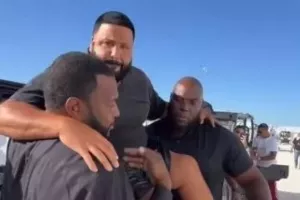 DJ Khaled: Έβαλε τους σωματοφύλακές του να τον κουβαλήσουν για να μην... λερωθούν τα παπούτσια του