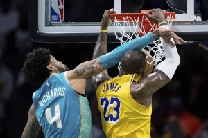 NBA: Ο ΛεΜπρόν έκανε πόστερ τον Ρίτσαρντς στην κορυφή του Top-10