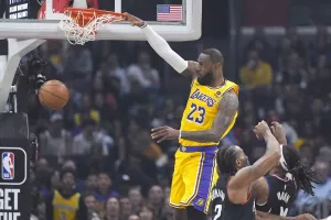 NBA: Ο ΛεΜπρόν Τζέιμς υπέγραψε το ντέρμπι του Λος Άντζελες