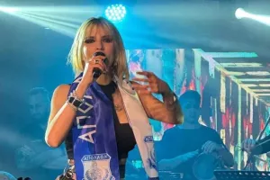 Με κασκόλ του Απόλλωνα η Λιόλου στο πάρτι του σωματείου