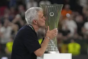 Μουρίνιο: "Ωραιότερο τρόπαιο στην καριέρα μου το Conference, θα ήθελα να προπονήσω Μέσι, Τότι και Ντε Ρόσι"