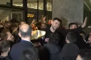 Ερυθρόλευκο ντελίριο και αποθέωση της αποστολής