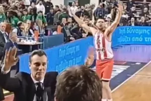 Το πικάρισμα οπαδών στον Σλούκα και η κίνηση ήθους από τον ερυθρόλευκο πάγκο