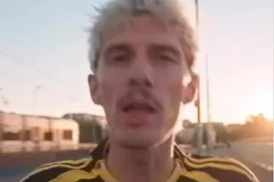 Γερμανός τραγουδιστής γύρισε video clip φορώντας τη φανέλα της ΑΕΚ!