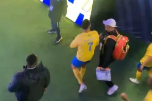 Ο Ρονάλντο έβαλε το κασκόλ της Αλ Χιλάλ μέσα από το σορτσάκι του και το πέταξε στην κερκίδα (βίντεο)