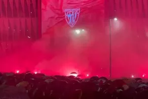 Εκπληκτικές εικόνες έξω από το Σαν Μαμές, οι φίλαθλοι έκαναν τη νύχτα μέρα
