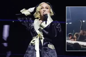 Η Madonna έφαγε τούμπα πάνω στη σκηνή και ξέχασε τα λόγια της