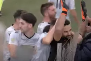 Απίθανο γκολ τερματοφύλακα στο τοπικό Χανίων, με απευθείας φάουλ πίσω από τη σέντρα! (βίντεο)