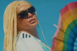 Με φανέλα του Ικάρντι η Γουάντα Νάρα στο νέο της videoclip
