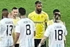 Ούτε με τα... μάτια!