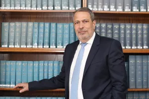 ΟΛΑ τα πορίσματα κοντά του... 