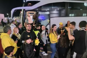 Κιτρινόμαυρη... τρέλα έξω απ' τα αποδυτήρια! (Φώτος kerkida)