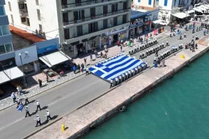 Υψώθηκε η μεγάλη Ελληνική Σημαία