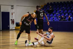 (ΦΩΤΟΣ) Συνεχίζει ακάθεκτη η Ανόρθωση, κατέβαλε και τον Κεραυνό