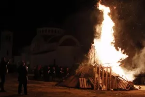 Λαμπρατζιές: Δεν πρόλαβαν να ψηφίσουν το νέο νόμο - Ανεξέλεγκτα όλα και φέτος