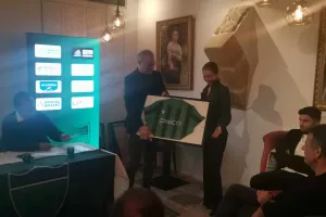 ΚΛΙΚΣ... απ' το "μαυροπράσινο" δείπνο