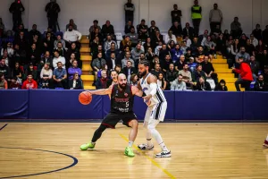 (ΦΩΤΟΣ) Συνεχίζει ακάθεκτη η Ανόρθωση, κατέβαλε και τον Κεραυνό