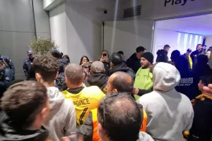 Κιτρινόμαυρη... τρέλα έξω απ' τα αποδυτήρια! (Φώτος kerkida)