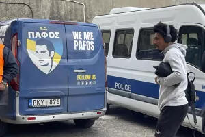 H άφιξη της Πάφου στο "Στ. Κυριακίδης" (Φώτος kerkida)