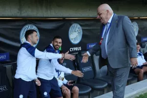 Χειραψία... με Κούμα