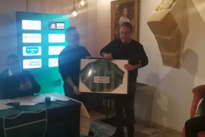 ΚΛΙΚΣ... απ' το "μαυροπράσινο" δείπνο