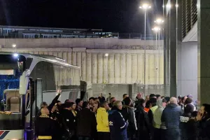 Κιτρινόμαυρη... τρέλα έξω απ' τα αποδυτήρια! (Φώτος kerkida)