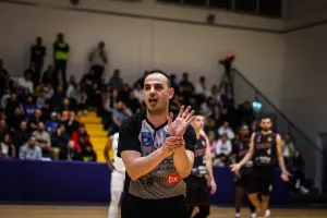 (ΦΩΤΟΣ) Συνεχίζει ακάθεκτη η Ανόρθωση, κατέβαλε και τον Κεραυνό