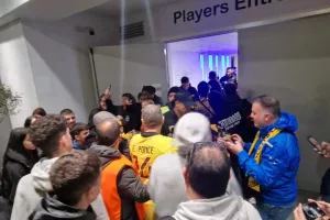 Κιτρινόμαυρη... τρέλα έξω απ' τα αποδυτήρια! (Φώτος kerkida)