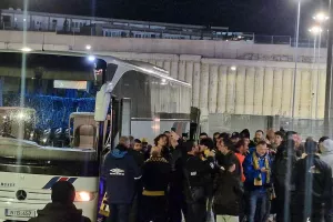 Κιτρινόμαυρη... τρέλα έξω απ' τα αποδυτήρια! (Φώτος kerkida)