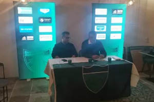 ΚΛΙΚΣ... απ' το "μαυροπράσινο" δείπνο