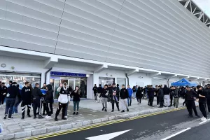 Αρκετός κόσμος από νωρίς με... προορισμό τη γεμάτη μπουτίκ! (Φώτος kerkida)