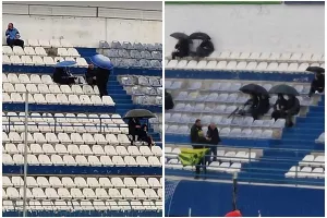 Άνοιξαν οι ομπρέλες
