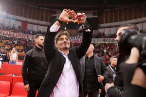 Μοίρασε καρδούλες και... φιλιά στο κοινό του ΣΕΦ ο Γιαννακόπουλος (βίντεο)