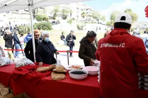 Μοίρασε σαρακοστιανά εδέσματα στον Πειραιά ο Ολυμπιακός