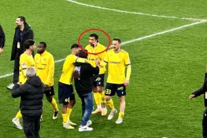 Έφυγε απ' τον αγωνιστικό χώρο... με το κινητό στο αυτί! (Φώτος)