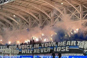 Θύρα 1/"Ραντεβού στα τσιμέντα"