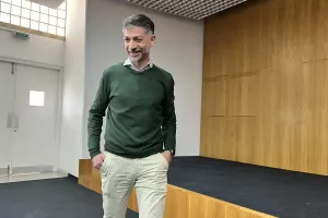 Τελευταίος και ευδιάθετος