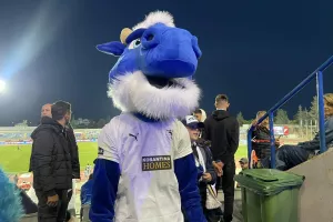 Στο γήπεδο... ο Δράκος!