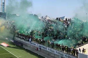 Με πράσινα και κίτρινα καπνογόνα (ΒΙΝΤΕΟ/Kerkida) 