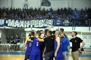 Με φόντο τους ΜΑΧΗΤΕΣ