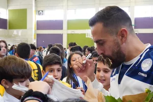 Τους γέμισαν αυτόγραφα! 