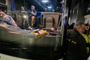 Κιτρινόμαυρη... τρέλα έξω απ' τα αποδυτήρια! (Φώτος kerkida)
