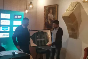 ΚΛΙΚΣ... απ' το "μαυροπράσινο" δείπνο