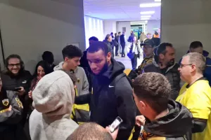 Κιτρινόμαυρη... τρέλα έξω απ' τα αποδυτήρια! (Φώτος kerkida)