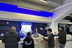 Αρκετός κόσμος από νωρίς με... προορισμό τη γεμάτη μπουτίκ! (Φώτος kerkida)