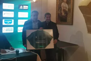 ΚΛΙΚΣ... απ' το "μαυροπράσινο" δείπνο