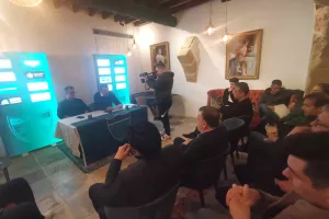ΚΛΙΚΣ... απ' το "μαυροπράσινο" δείπνο