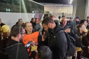 Κιτρινόμαυρη... τρέλα έξω απ' τα αποδυτήρια! (Φώτος kerkida)