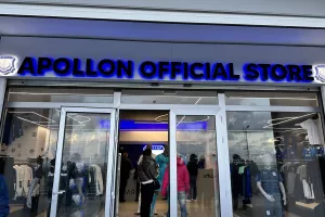 Αρκετός κόσμος από νωρίς με... προορισμό τη γεμάτη μπουτίκ! (Φώτος kerkida)